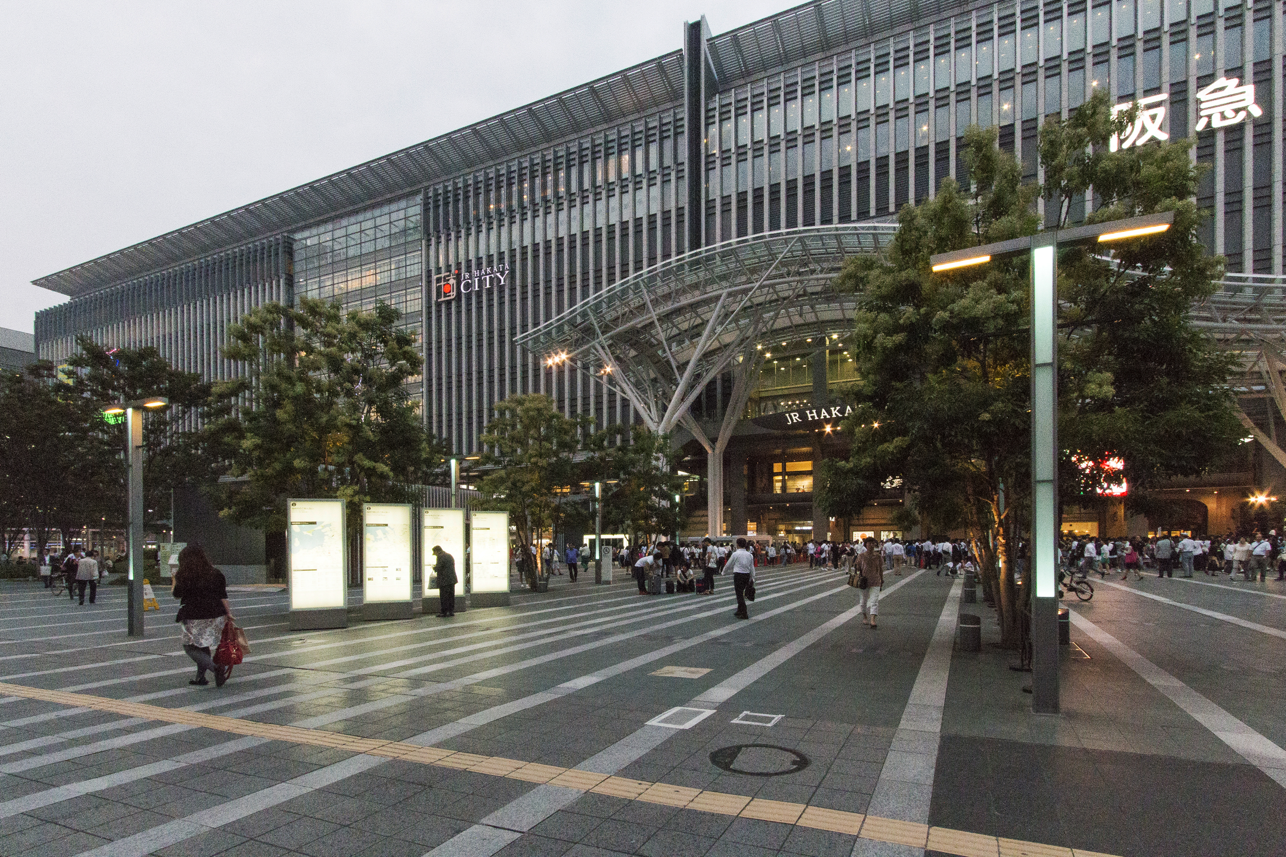 博多駅ビル博多駅前線照明灯